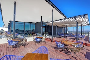 Outdoor dining - One Rosebank: Urban Haven Studio (Johannesburg)
