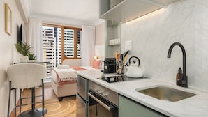 Una cucina moderna con una grande finestra, un forno a incasso e un lavello in acciaio inossidabile.