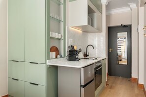 Coffee/tea maker, microwave, oven, stovetop - Charlie and the Chairman | CBD Retreat | Balcony (Cape Town)