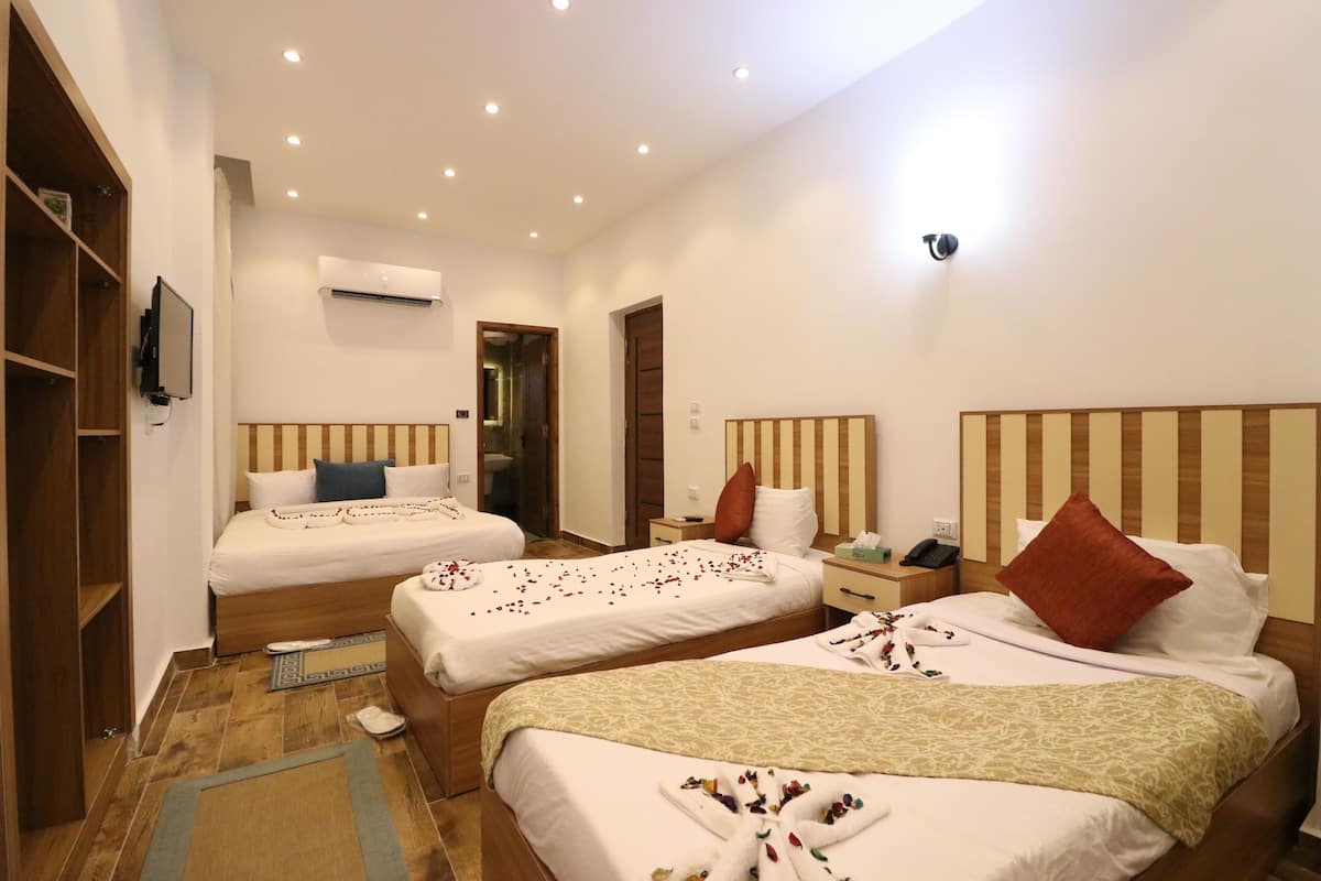 Habitación cuádruple Deluxe, vista a la montaña | Ropa de cama de alta calidad, escritorio y wifi gratis 