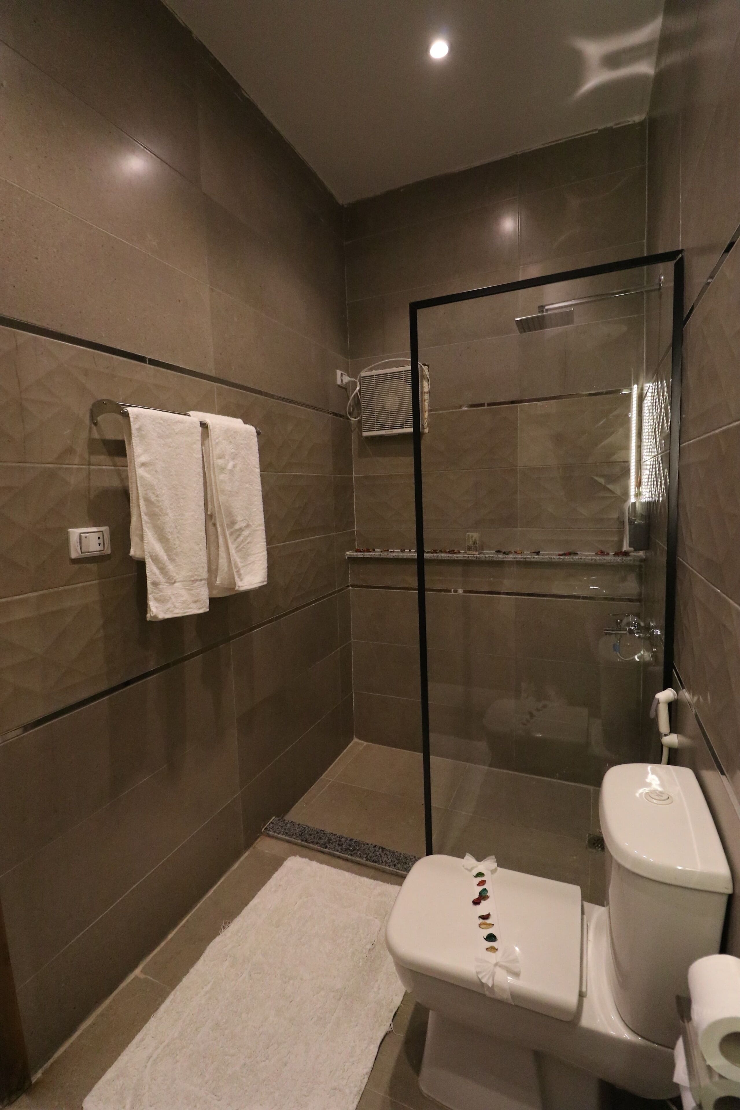 Deluxe tweepersoonskamer | Badkamer | Een douche, een regendouche, gratis toiletartikelen, een haardroger