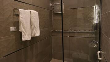 Deluxe tweepersoonskamer | Badkamer | Een douche, een regendouche, gratis toiletartikelen, een haardroger