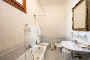 A bathroom with a bathtub, toilet, bidet, and sink. - Hotel Walter Room with Wi-Fi and Air Conditioning (Venice)
