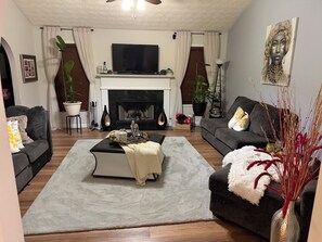 Living area - Cozy 1-bedroom in a spacious house with AC in charming Powder Springs (Powder Springs)