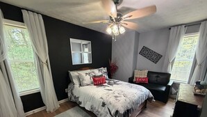 A bedroom with a bed, a ceiling fan, a dresser, and a window with curtains. - Cozy 1-bedroom in a spacious house with AC in charming Powder Springs (Powder Springs)