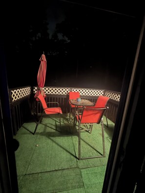 Outdoor dining - Cozy 1-bedroom in a spacious house with AC in charming Powder Springs (Powder Springs)