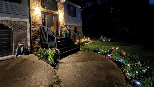 A house with a front porch, steps, and a driveway. - Cozy 1-bedroom in a spacious house with AC in charming Powder Springs (Powder Springs)