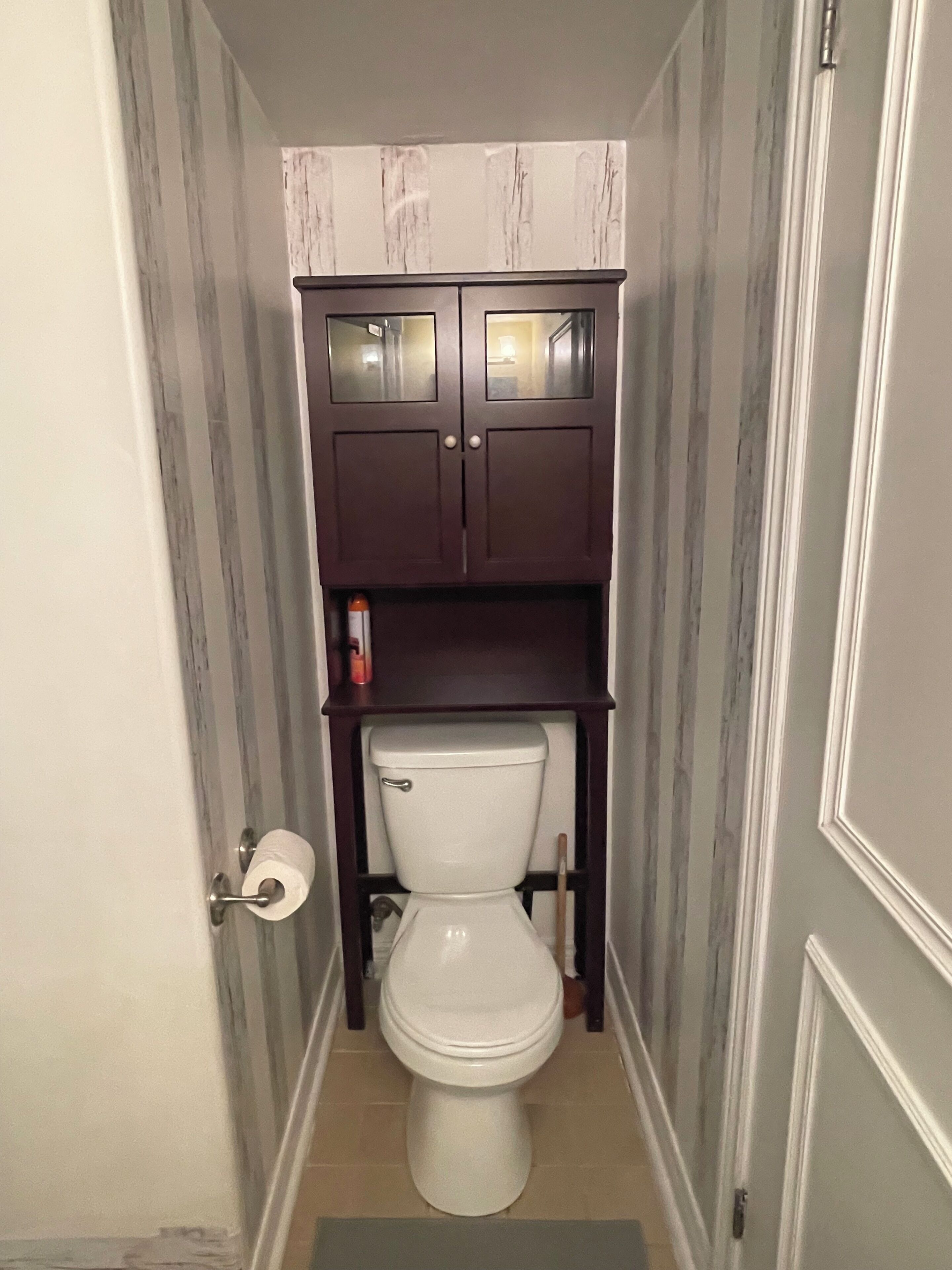 Séchoir à cheveux, serviettes fournies, savon, papier de toilette