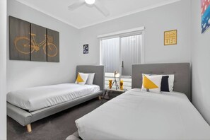 5 Schlafzimmer, Schreibtisch, Bügeleisen/Bügelbrett, Reisekinderbett