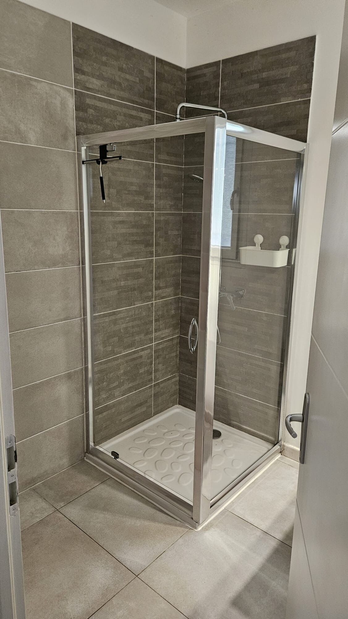 Douche, sèche-cheveux, serviettes fournies, savon