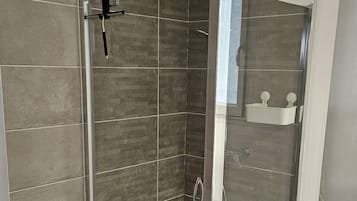 Douche, sèche-cheveux, serviettes fournies, savon