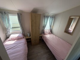 2 dormitorios, tabla de planchar con plancha, ropa de cama