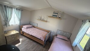 2 soverom, strykejern/-brett og sengetøy