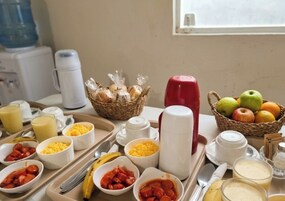 Um buffet de café da manhã com diversos alimentos e acompanhamentos.