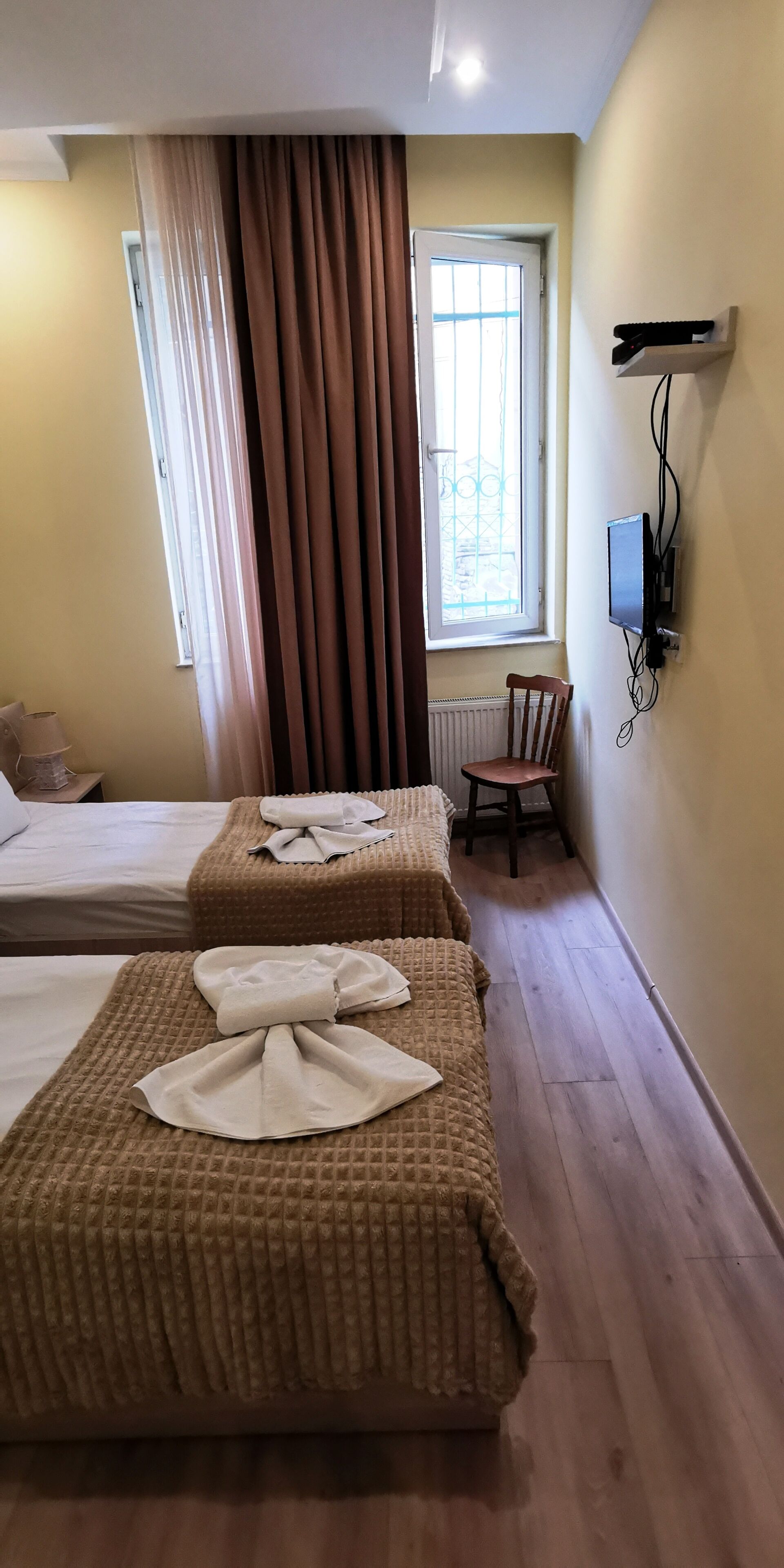 Quarto casal ou duplo standard | Cofres nos quartos, Wi-Fi de cortesia