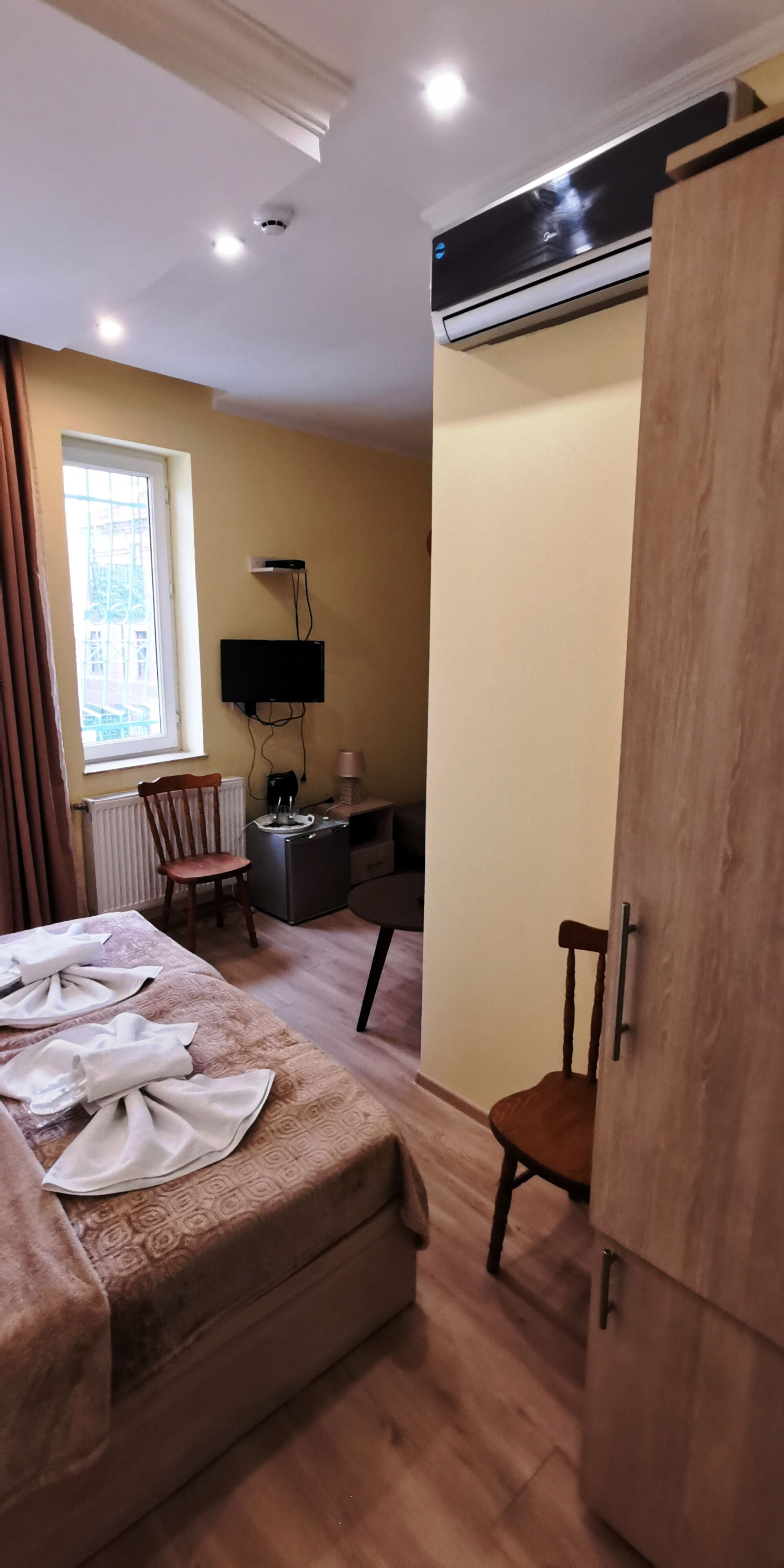 Quarto casal ou duplo standard | Cofres nos quartos, Wi-Fi de cortesia