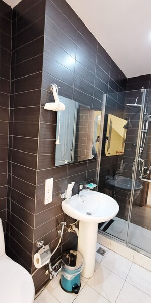 Quarto duplo econômico, sacada | Banheiro | Chuveiro, produtos de toalete grátis, secador de cabelo, chinelos