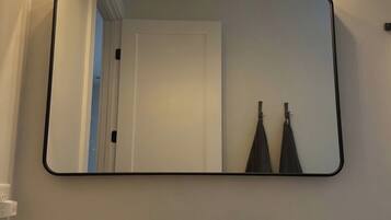 Douche, séchoir à cheveux, serviettes fournies, savon