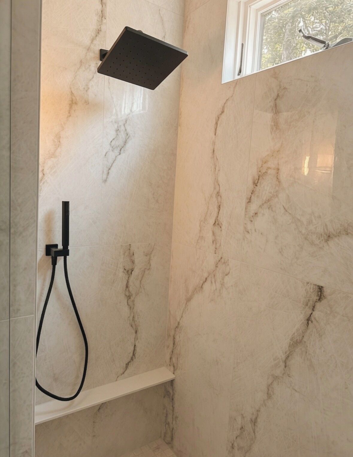Douche, séchoir à cheveux, serviettes fournies, savon