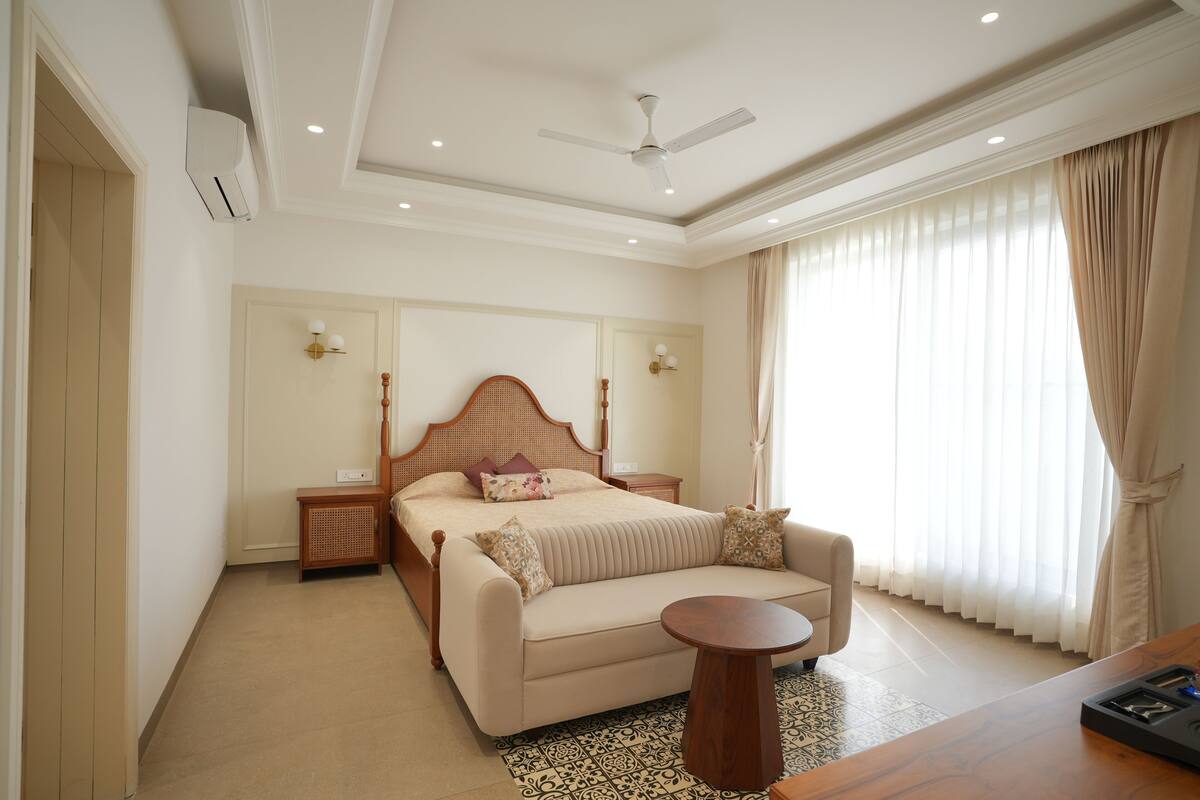 Luxury-Zimmer, Gartenblick | Schreibtisch, laptopgeeigneter Arbeitsplatz, Bügeleisen/Bügelbrett