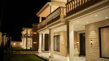 Villa Luxury, balcone | Una scrivania, postazione laptop, ferro/asse da stiro, Wi-Fi gratuito