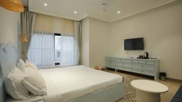 Chambre luxueuse, vue sur le jardin | Bureau, espace de travail pour ordinateurs portables