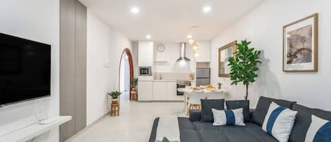 Apartment, 1 Schlafzimmer, Balkon | Wohnzimmer