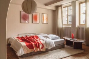 Een bureau, een strijkplank/strijkijzer, gratis wifi, beddengoed