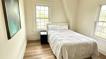 3 habitaciones, tabla de planchar con plancha, wifi y ropa de cama