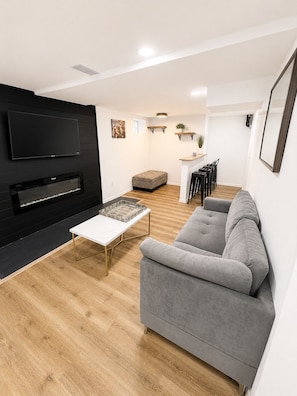 Smart TV - 3-bedroom house in charming Pittsburgh with cool AC (Pittsburgh)