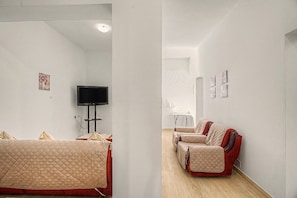 Iron/ironing board, WiFi, bed sheets