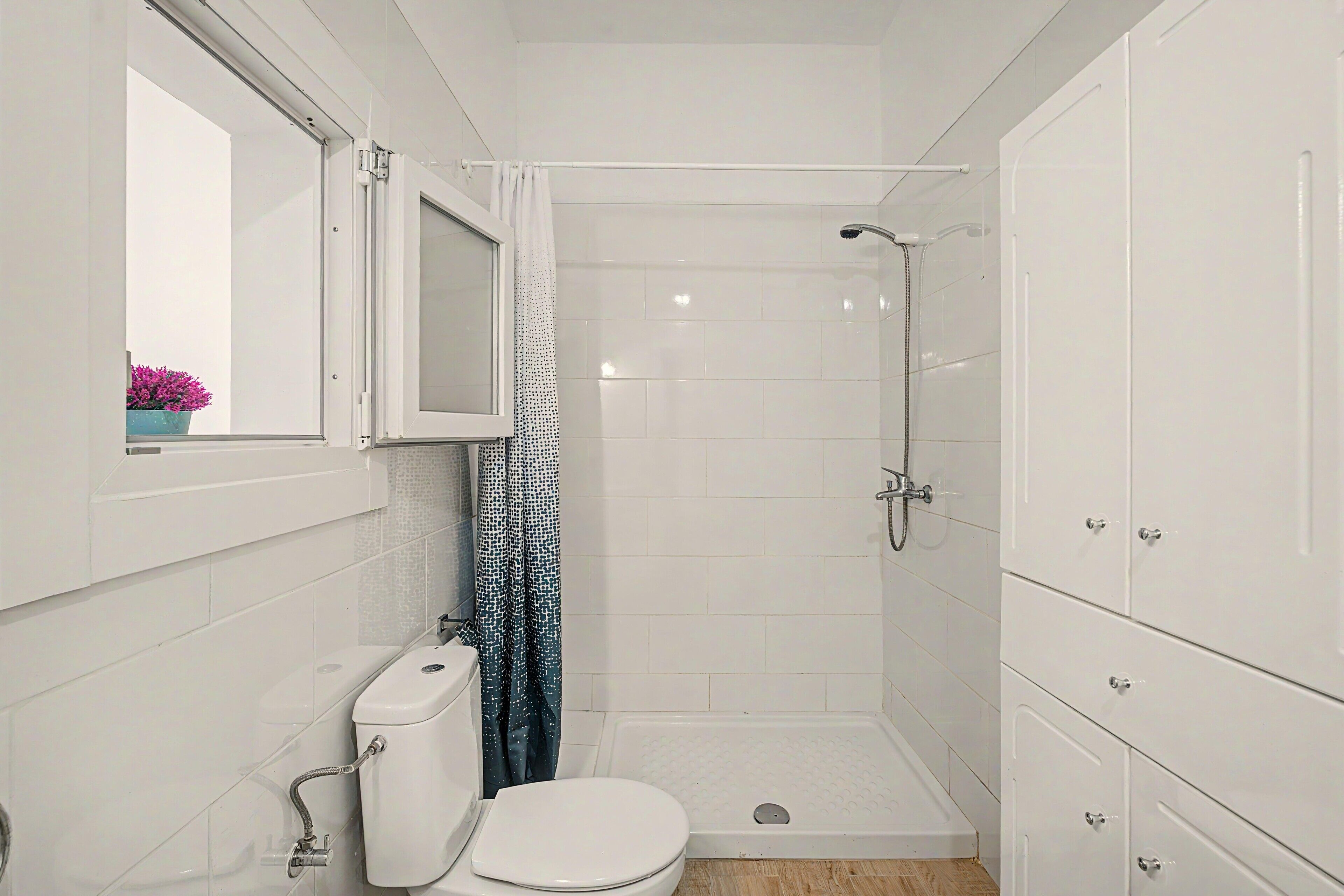 Een douche, een haardroger, handdoeken