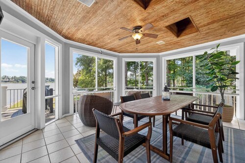 Sandy Cove Cottage- Great Waters Lakefront Luxury