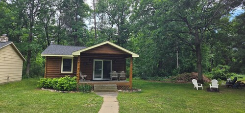 Peaceful 2-bedroom cabin with AC in beautiful Crosslake with dock slip