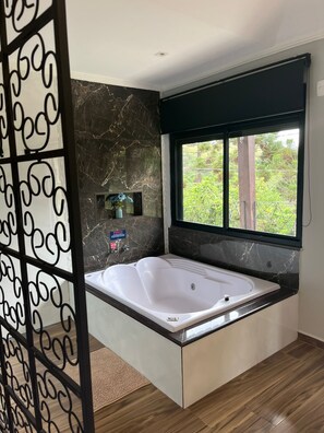 Superior Chalet (Nupcial) | Bathroom | Towels, toilet paper - Pousada Valle das Colinas (Tiradentes)