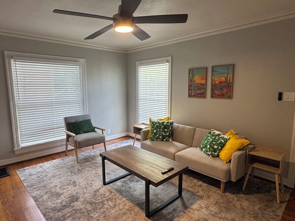 Living area - Charming 1BR Near SMU, Lower Greenville & Dallas Highways (Dallas)