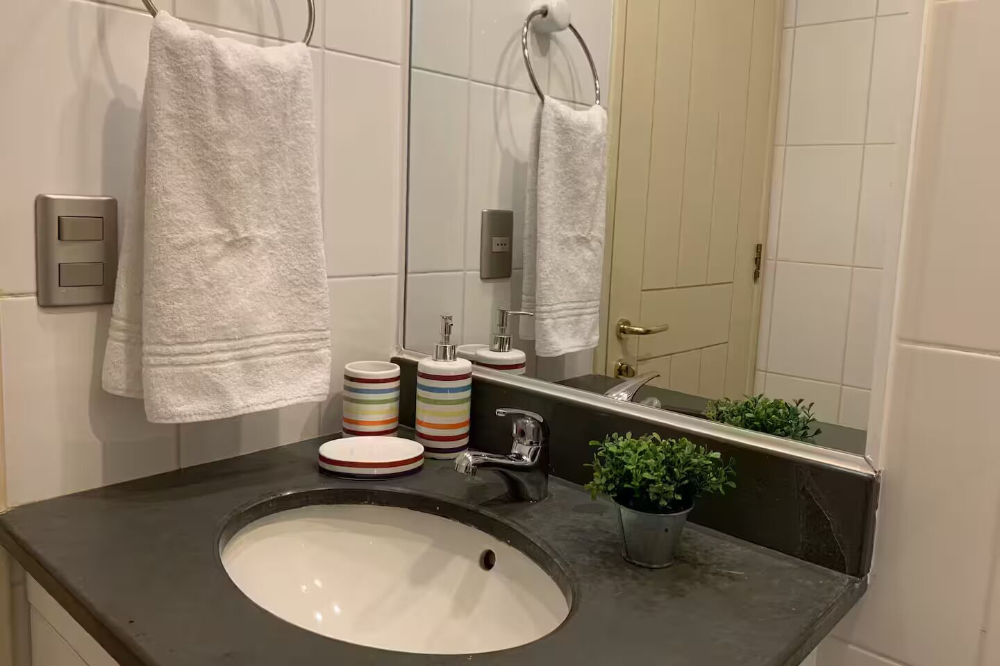ヘアドライヤー、タオル、石鹸、トイレットペーパー