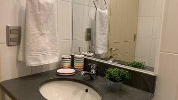 Haartrockner, Handtücher, Seife, Toilettenpapier