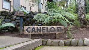 Ein hölzernes Schild mit der Aufschrift 'CANELLO' und der Nummer '1', das einen Ort kennzeichnet.
