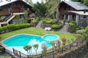 Un hôtel doté d’une piscine, d’un escalier en pierre et d’un jardin bien entretenu.