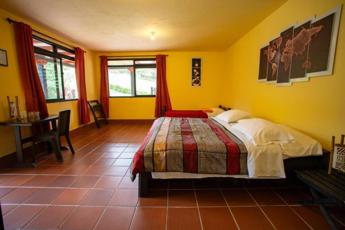 Quarto triplo, vista para o jardim | Roupas de cama antialérgicas, individualmente decorados
