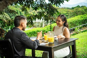 Sarapan, makan tengah hari dan makan malam dihidangkan 