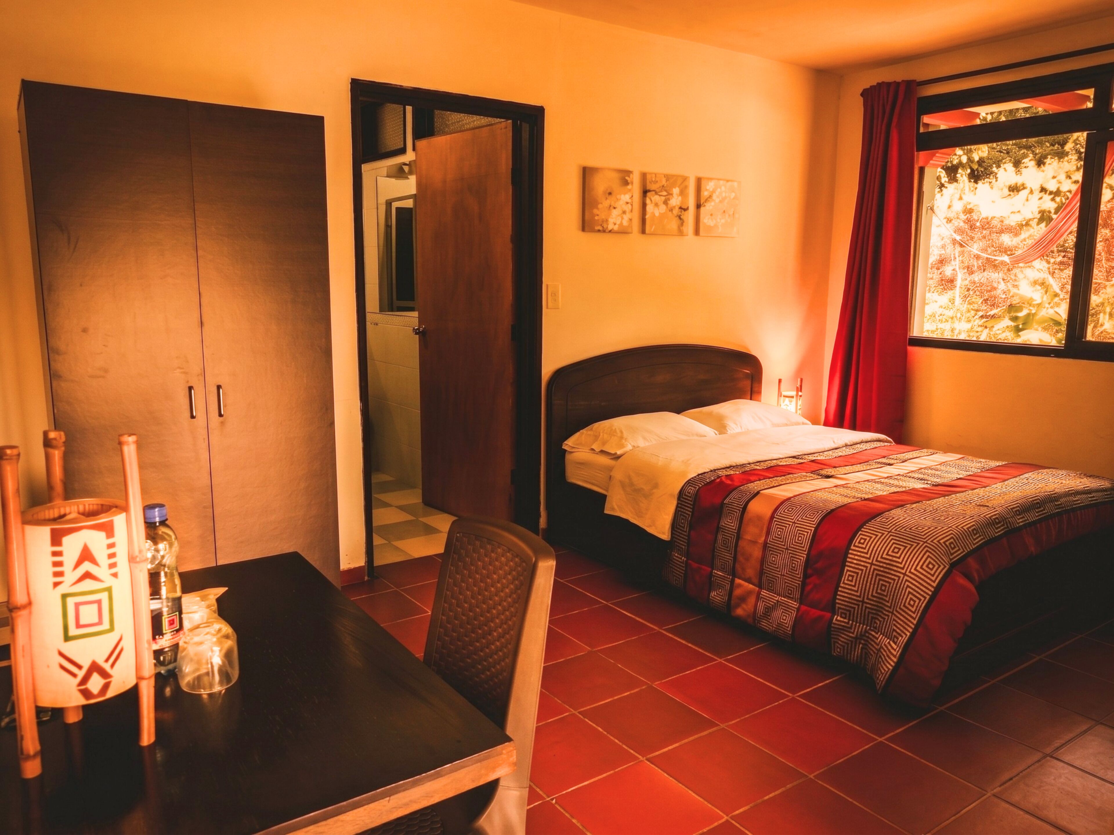 Single Room, Garden View | Peralatan tempat tidur hipoalergenik, dihias secara berasingan 