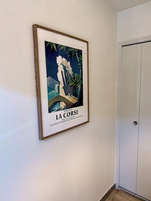 Ein gerahmtes Poster an einer Wand, rechts eine Tür.