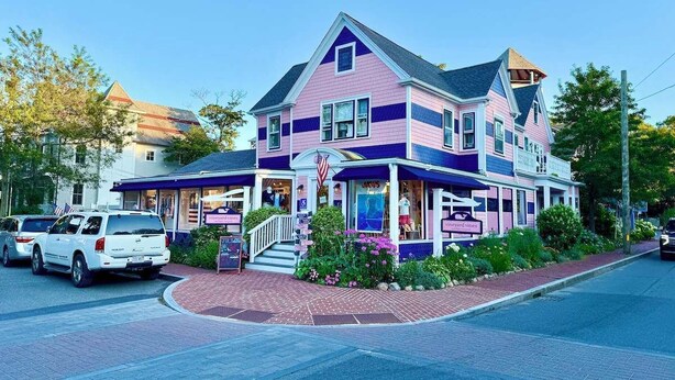 Un bâtiment à deux étages doté d’un porche, d’un drapeau et d’une enseigne sur laquelle on peut lire « Vineyard Vines ».