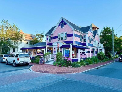 Modern Downtown OB Condo, Stroll to Ferry & Beach