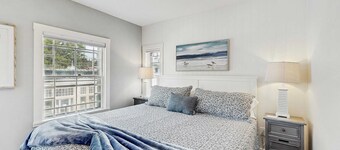 Modern Downtown OB Condo, Stroll to Ferry & Beach