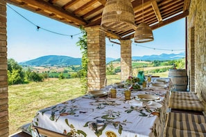 Outdoor dining - Stone villa with views in the Marche hills (Sassoferrato)