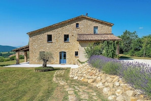 Exterior - Stone villa with views in the Marche hills (Sassoferrato)