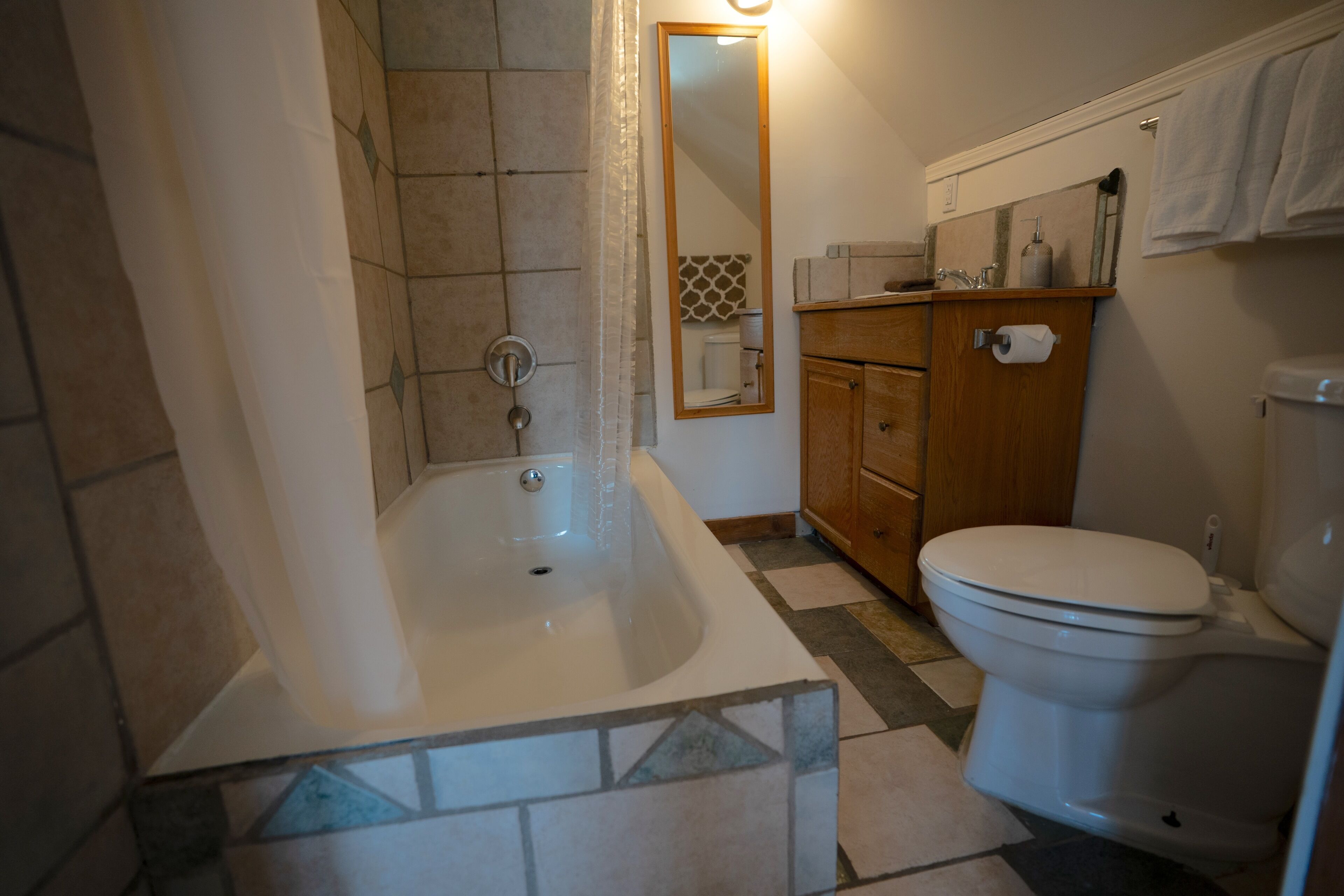 Serviettes fournies, savon, papier de toilette